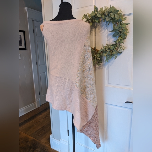 Honeybea Poncho - Picture 3 of 10